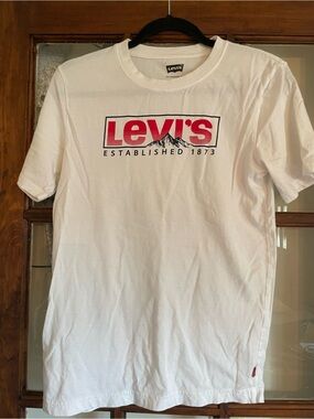 Levi's White T-Shirt with Red Logo Graphic